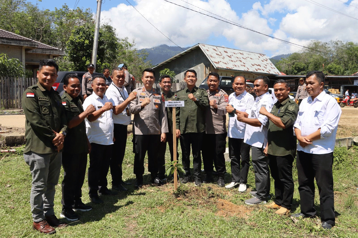 Foto bersama usai tanam pohon