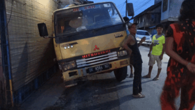 Truk yang gagal nanjak di jembatan.