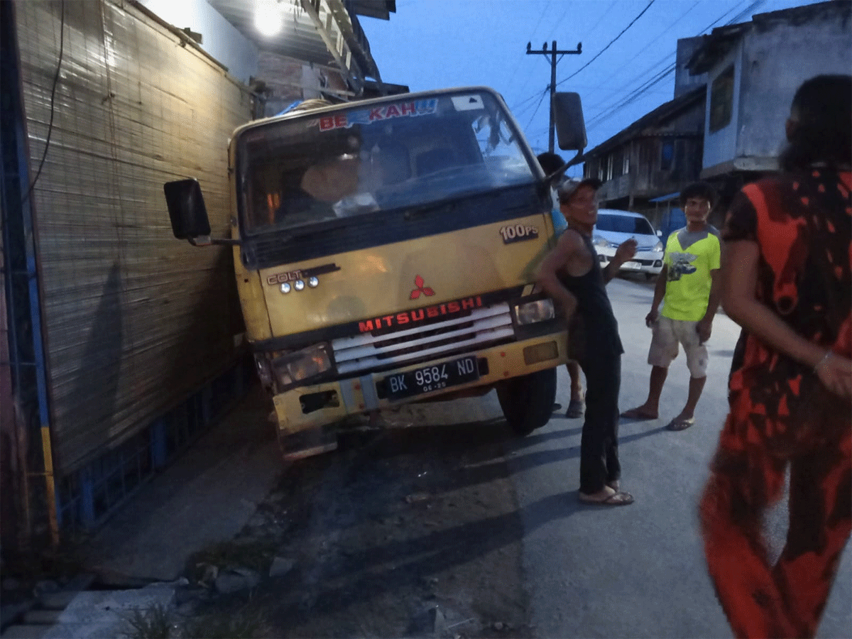 Truk yang gagal nanjak di jembatan.