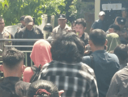 Ratusan Warga Demo Kantor Desa Kota Galuh, Massa Tuntut Kepala Desa Mundur