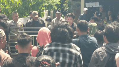 Ratusan warga yang tergabung bersama massa mengatasnamakan Asosiasi Pemuda Serdang Bedagai (Sergai) aksi unjuk rasa di Kantor Desa Kota Galuh, Kecamatan Perbaungan, Kamis (16/4/2026).