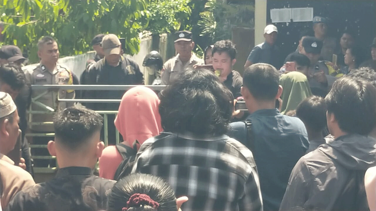 Ratusan warga yang tergabung bersama massa mengatasnamakan Asosiasi Pemuda Serdang Bedagai (Sergai) aksi unjuk rasa di Kantor Desa Kota Galuh, Kecamatan Perbaungan, Kamis (16/4/2026).