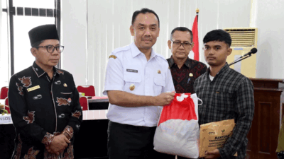 Korban Banjir Bandang Agam Terima Santunan, Jadup hingga Uang Duka
