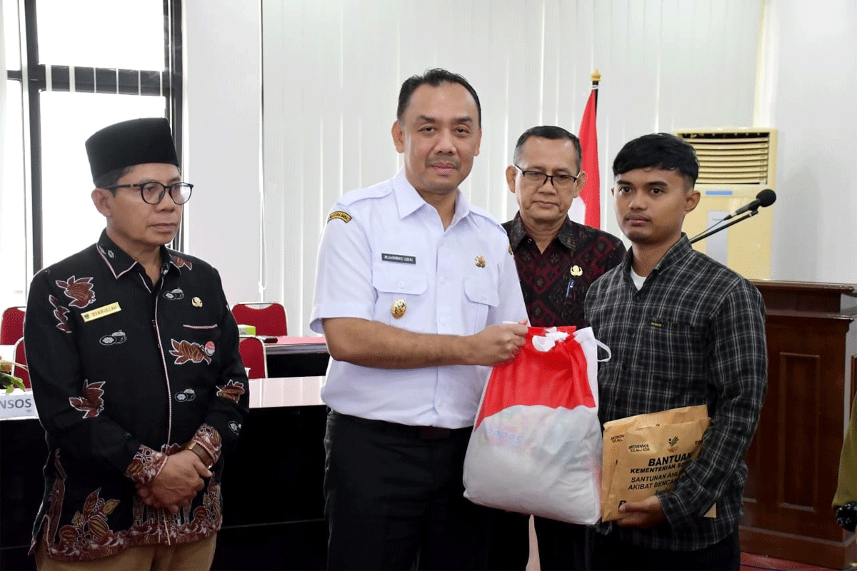 Korban Banjir Bandang Agam Terima Santunan, Jadup hingga Uang Duka