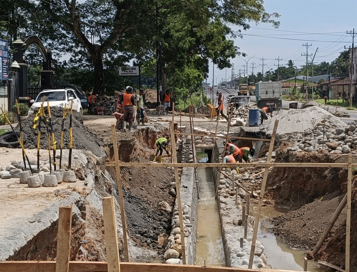 Pekerja Tanpa APD Jadi Sorotan, Proyek Drainase di Depan Mapolres Sergai Dinilai Abaikan K3