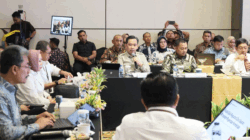 Bupati Jember, Muhammad Fawait (pegang mikropfon) menyampaikan materi saat sosialisasi Rencana Induk (Rinduk) dan Inovasi Daerah dalam Percepatan Pengentasan Kemiskinan di Gedung TB Taskin, Jakarta, Kamis (21/5/2026). (Foto: Diskominfo Jember)
