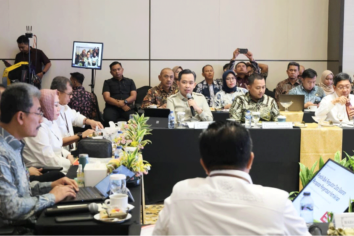 Bupati Jember, Muhammad Fawait (pegang mikropfon) menyampaikan materi saat sosialisasi Rencana Induk (Rinduk) dan Inovasi Daerah dalam Percepatan Pengentasan Kemiskinan di Gedung TB Taskin, Jakarta, Kamis (21/5/2026). (Foto: Diskominfo Jember)