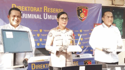 Barang bukti komputer sindikat judol ratusan ribu akun yang dibongkar Polda Kepri di Batam. (dok Polri)