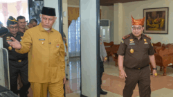 Gubernur Mahyeldi Ansharullah menyambut kedatangan Kepala Kejaksaan Tinggi (Kajati) Sumbar yang baru, Dedie Tri Hariyadi di ruang VIP Bandara Internasional Minangkabau, Senin (4/5/2026). (Biro Adpim)