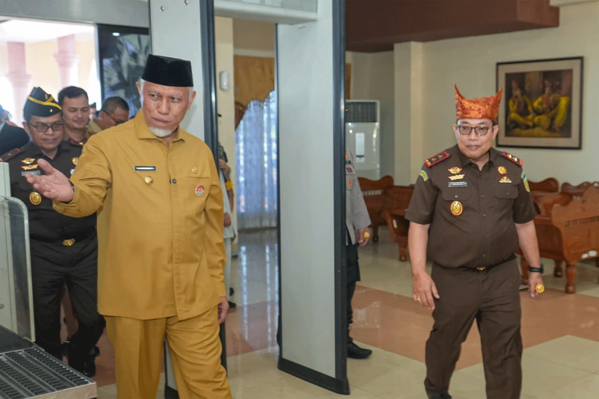 Gubernur Mahyeldi Ansharullah menyambut kedatangan Kepala Kejaksaan Tinggi (Kajati) Sumbar yang baru, Dedie Tri Hariyadi di ruang VIP Bandara Internasional Minangkabau, Senin (4/5/2026). (Biro Adpim)