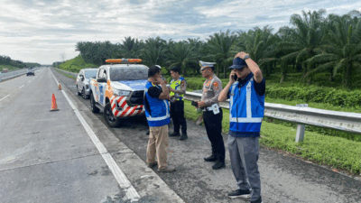 Petugas lalukan olah TKP di lokasi kecelakaan.