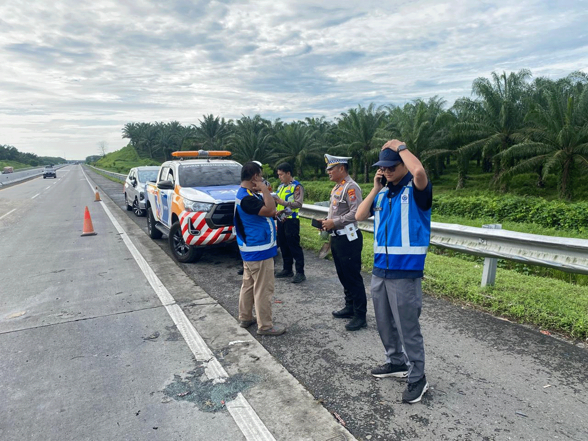 Petugas lalukan olah TKP di lokasi kecelakaan.