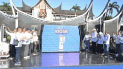 Gubernur Mahyeldi menghadiri sekaligus melaunching atau soft opening Pelayanan SAMSAT Kiosk Cepat, Mudah, Modern & Gebyar Apresiasi Emas 2026 yang digelar di halaman kantor gubernur Padang, Minggu (10/5/2026). (Biro Adpim)