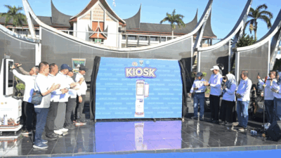 Gubernur Mahyeldi menghadiri sekaligus melaunching atau soft opening Pelayanan SAMSAT Kiosk Cepat, Mudah, Modern & Gebyar Apresiasi Emas 2026 yang digelar di halaman kantor gubernur Padang, Minggu (10/5/2026). (Biro Adpim)