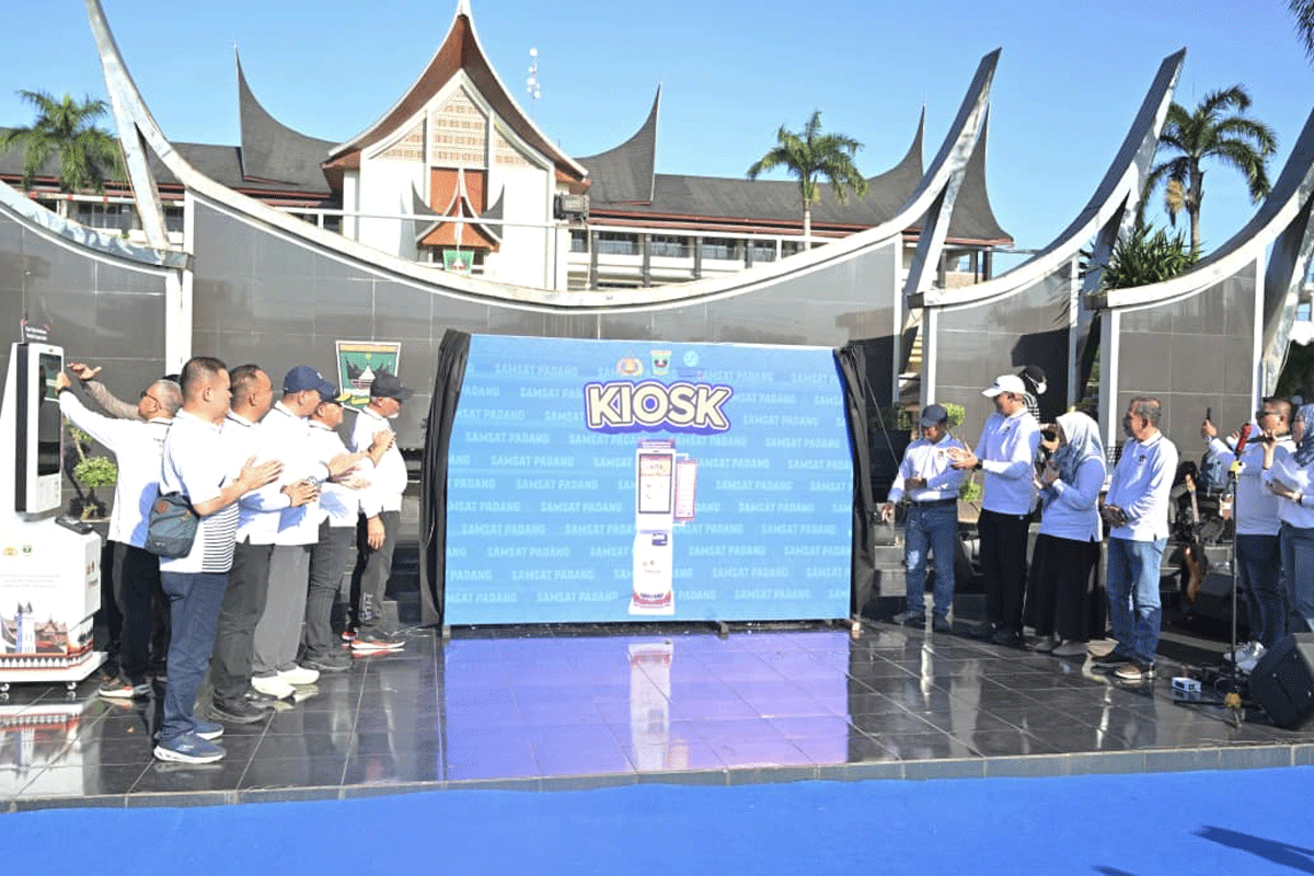 Gubernur Mahyeldi menghadiri sekaligus melaunching atau soft opening Pelayanan SAMSAT Kiosk Cepat, Mudah, Modern & Gebyar Apresiasi Emas 2026 yang digelar di halaman kantor gubernur Padang, Minggu (10/5/2026). (Biro Adpim)