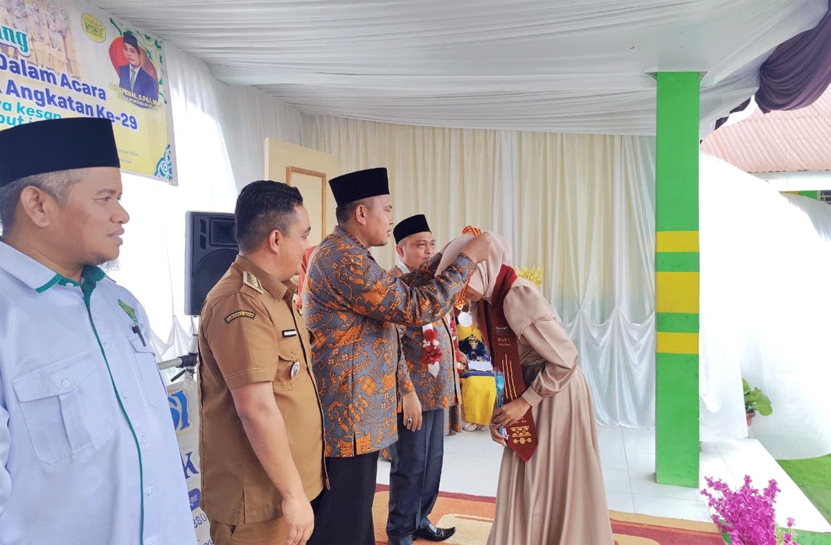 Lepas Siswa Kelas IX MTsN 5 Solok Selatan, Joni Aprisal Sampaikan Terimakasih dan Mohon Maaf ke Orang Tua Siswa