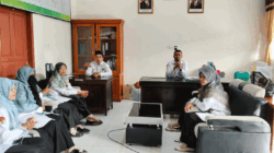 Kepala MTsN 2 Solok Selatan Al Uska saat memimpin Brifing bersama majelis guru dan pegawai