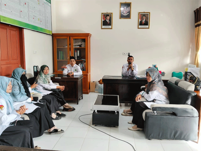 Kepala MTsN 2 Solok Selatan Al Uska saat memimpin Brifing bersama majelis guru dan pegawai