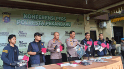 Jumpa pers di Polresta Pekanbaru terkait pengungkapan pembunuhan lansia di Rumbai.