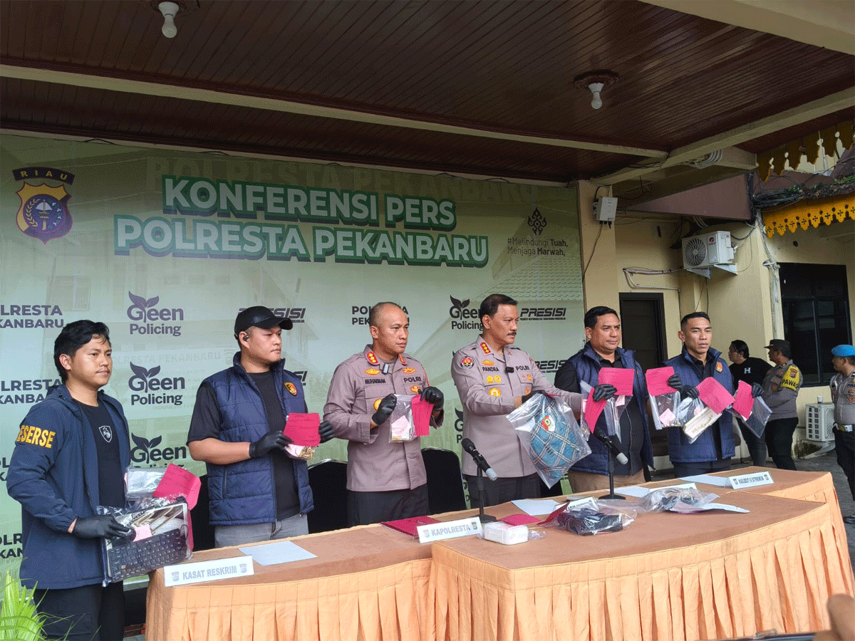 Jumpa pers di Polresta Pekanbaru terkait pengungkapan pembunuhan lansia di Rumbai.