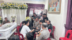 Polisi datangi rumah korban pembunuhan.