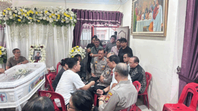 Polisi datangi rumah korban pembunuhan.