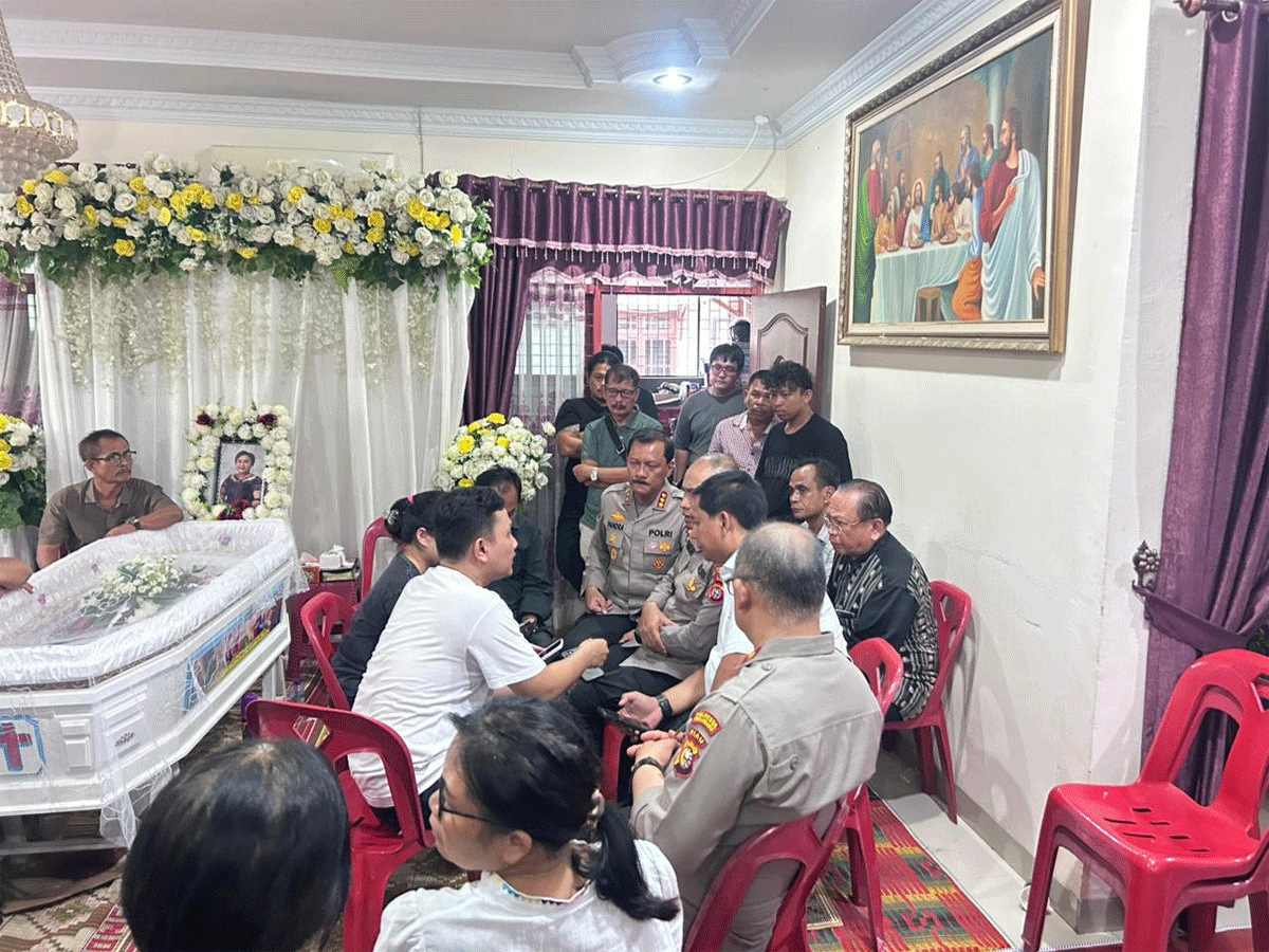 Polisi datangi rumah korban pembunuhan.