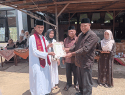 Pesan Menyentuh Kasi Pendis di Balik Penyerahan Ijazah Santri Bustanul Huda