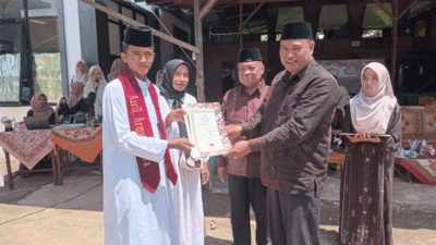 Penyerahan ijazah pada santri