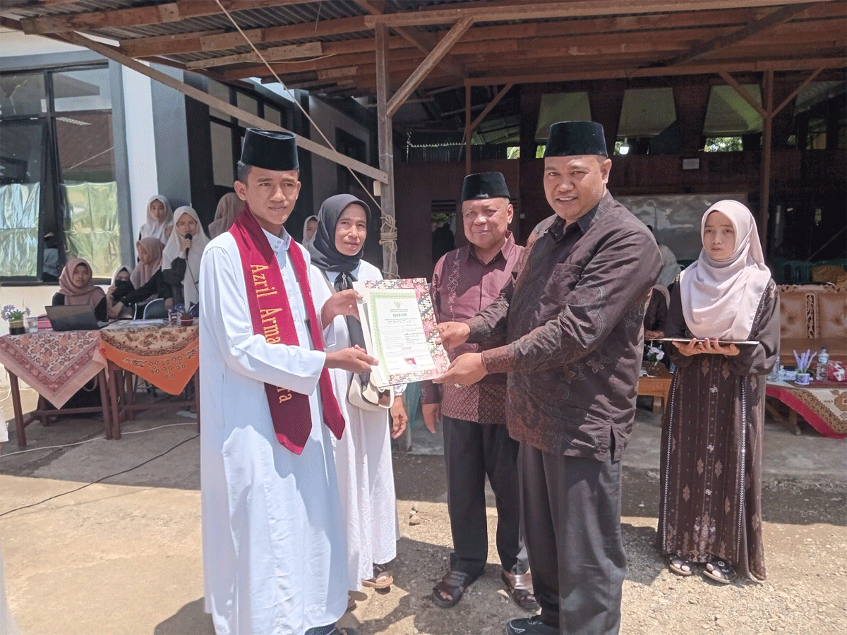 Penyerahan ijazah pada santri