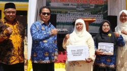 Foto bersama di sela perpisahan sekolah