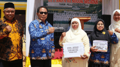 Foto bersama di sela perpisahan sekolah