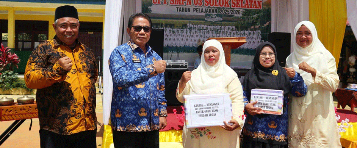 Foto bersama di sela perpisahan sekolah