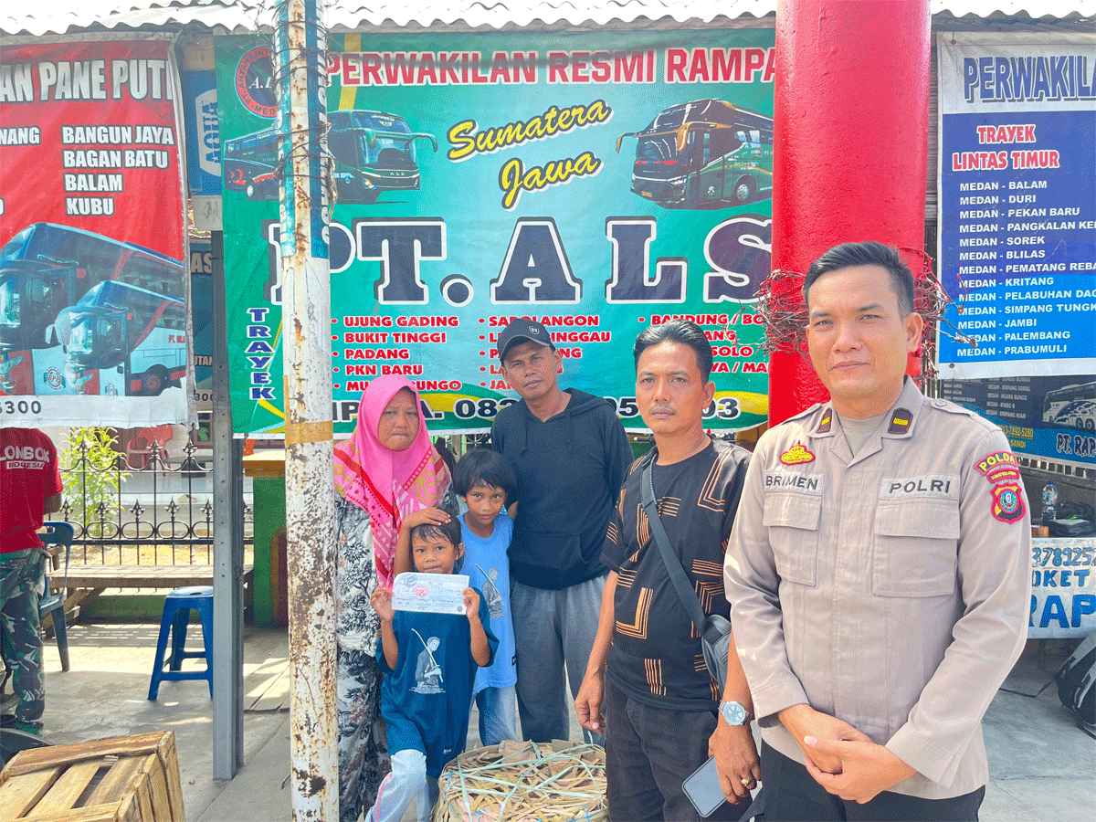 Pasutri dan Dua Anak Jalan Kaki hingga Sergai, Dipulangkan Polisi Naik Bus ALS ke Jakarta
