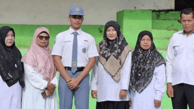 Jajaran pimpinan madrasah bersama siswa berprestasi