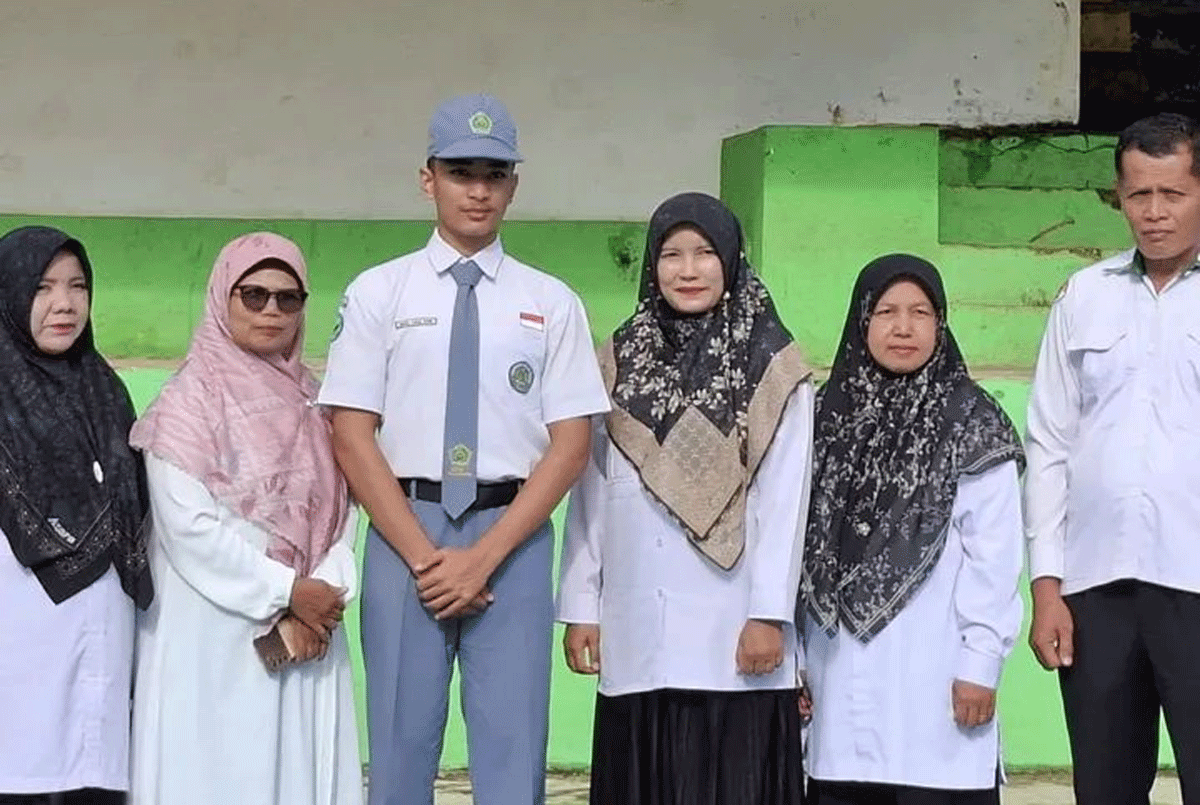 Jajaran pimpinan madrasah bersama siswa berprestasi