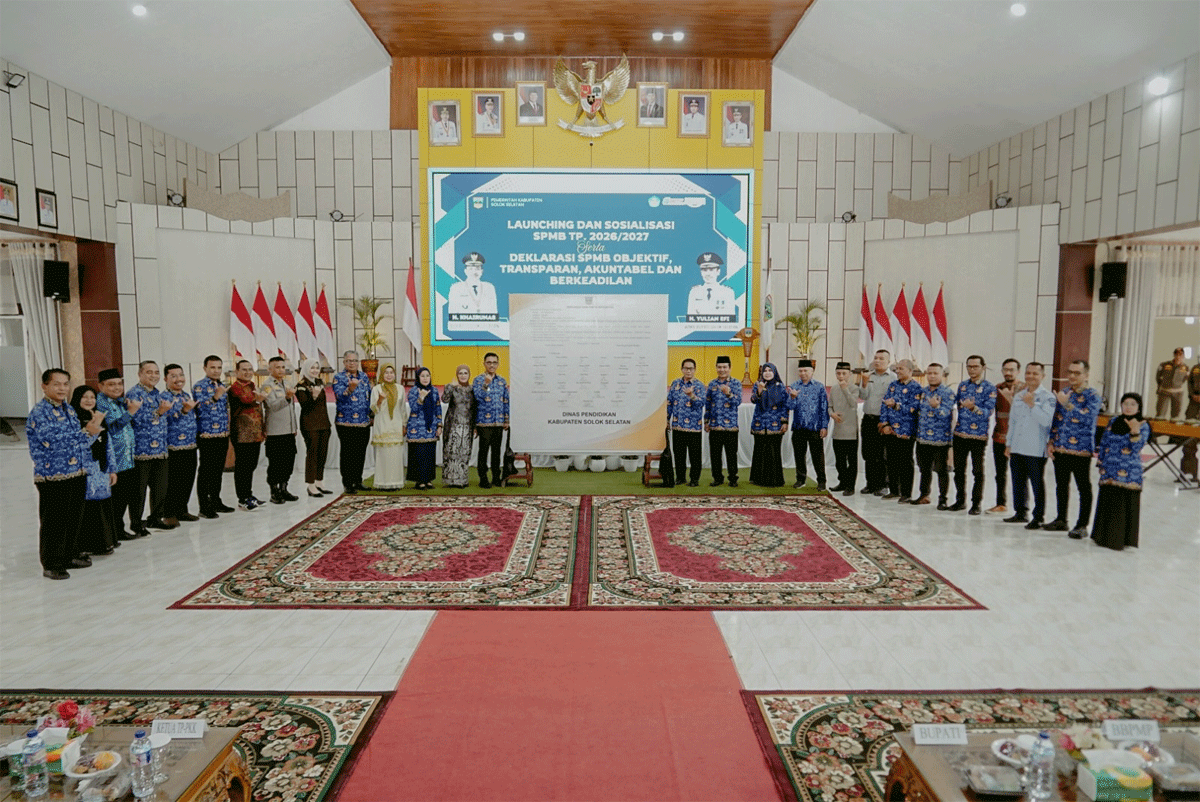 Foto bersama usai penandatanganan pakta integritas