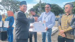 Site Support Manager PT. Supreme Energy Muara Laboh Erwin Patrisa Floris saat menerima piagam penghargaan