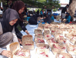 Bebas Plastik, Universitas Muhammadiyah Jember Distribusikan Ratusan Paket Daging dengan Besek Bambu
