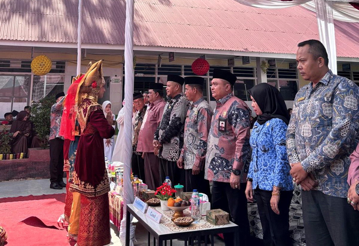 Nusa Jaya Beri Pesan Menyentuh Saat Pelepasan 178 Siswa MTsN 1 Solok Selatan