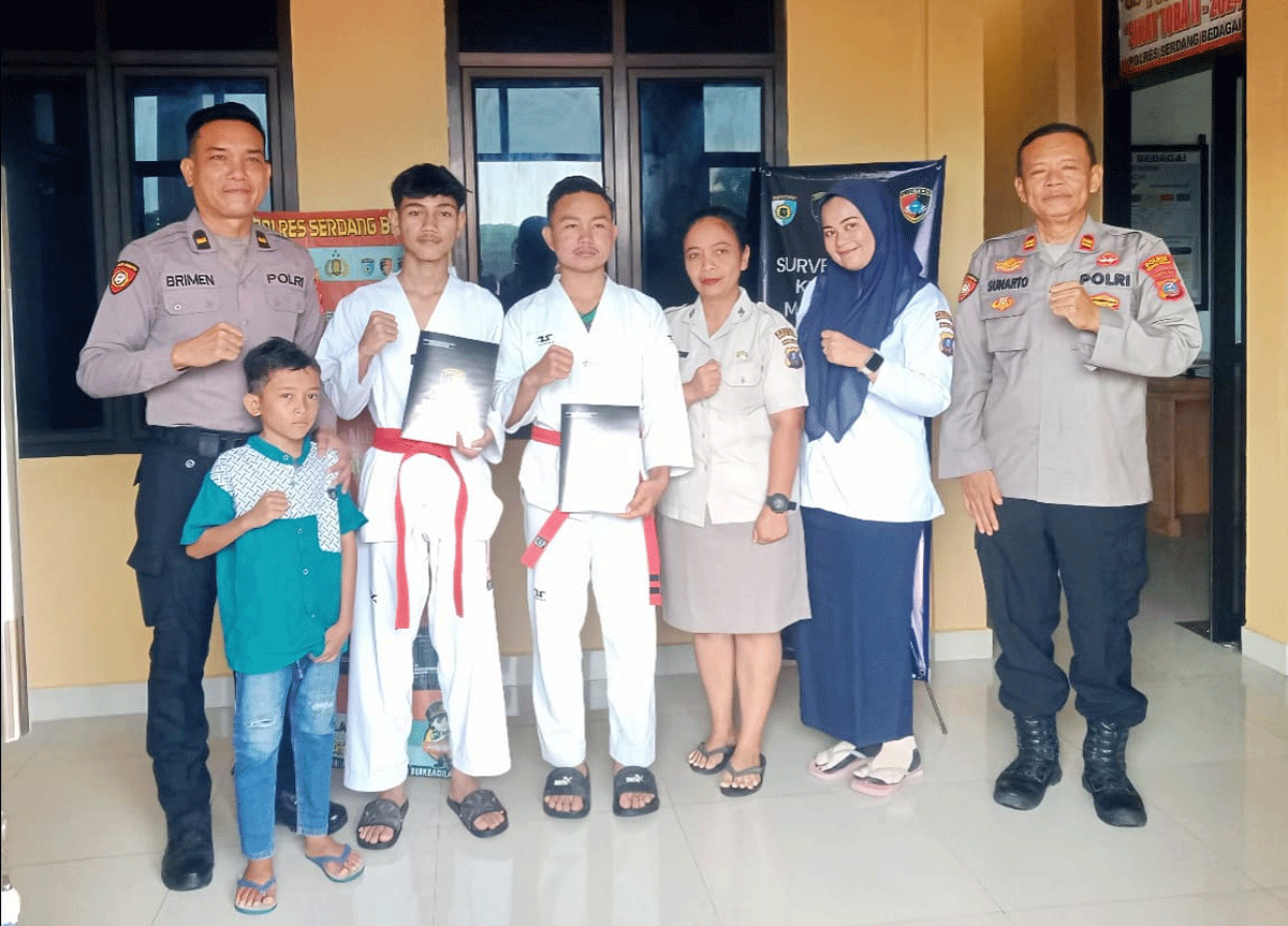 Riski dan Deni foto bersama usai silaturahmi di Polres Sergai