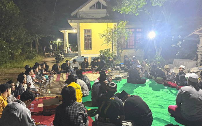 Petani hutan di Kecamatan Silo, Kabupaten Jember, Jawa Timur, melakukan pertemuan membahas penolakan rencana pembangunan Batalyon TP di wilayah mereka. (Foto: Istimewa)