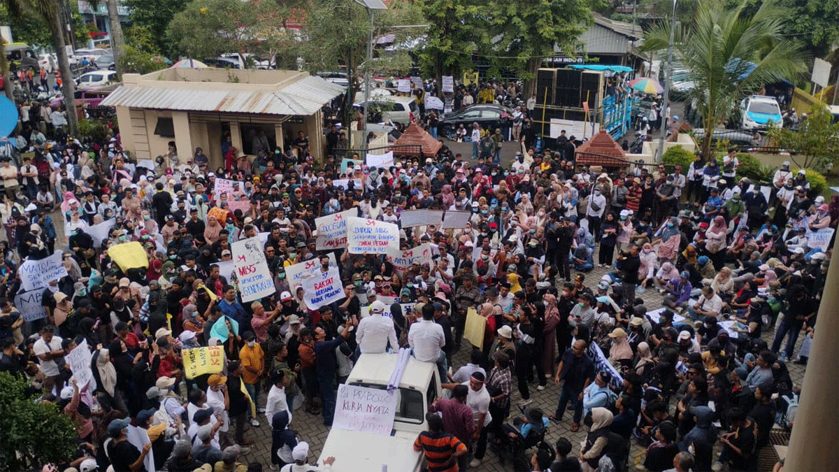 Ribuan warga menyuarakan dukungan program MBG di gedung DPRD Jember, Sabtu (20/6/2026). (Foto: Fathur Rozi)