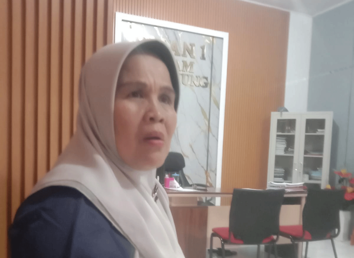 Kepala SMAN 1 Enam Lingkung, Dra. Rahmawati, M.Si,