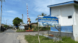 Palang pintu di perlintasan kereta Desa Sei Buluh