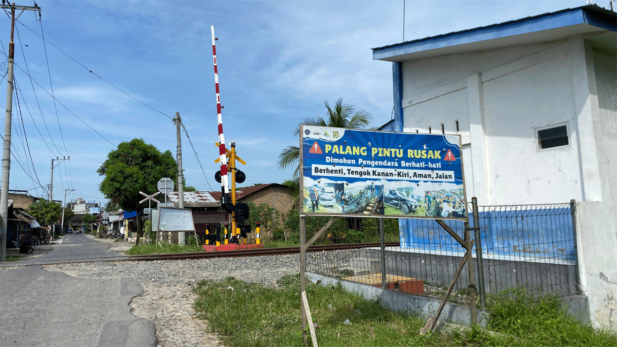 Palang pintu di perlintasan kereta Desa Sei Buluh