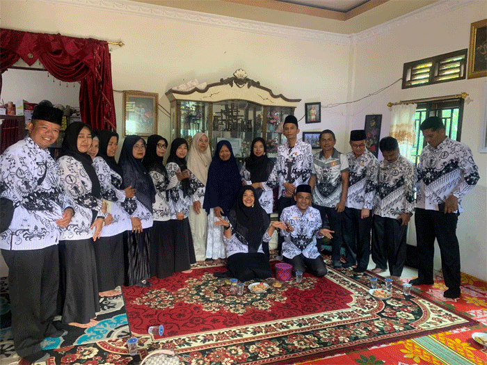 PGRI Solok Selatan Takziah ke Rumah Duka Almarhum Sutrisno, Serahkan Donasi Rp20,6 Juta