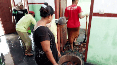 Kondisi bagian dalam rumah Abd Rohman, warga Dusun Jeni, Desa Kepanjen, Kecamatan Gumukmas, Jember, Jawa Timur, usai terbakar. (Foto: Istimewa)