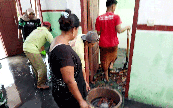 Kondisi bagian dalam rumah Abd Rohman, warga Dusun Jeni, Desa Kepanjen, Kecamatan Gumukmas, Jember, Jawa Timur, usai terbakar. (Foto: Istimewa)