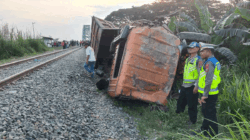 Petugas lakukan olah TKP di lokasi kejadian.